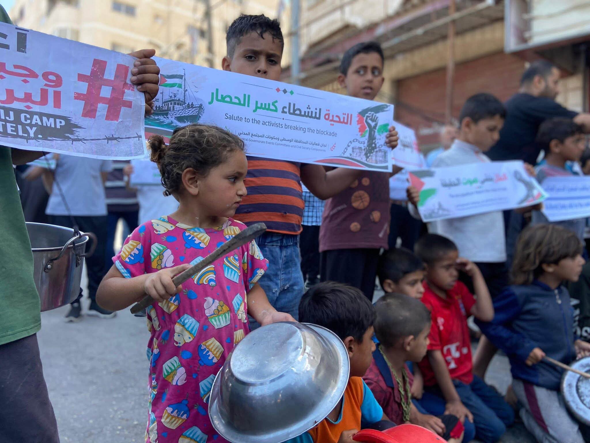 وقفة غاضبة في مخيم البريج رفضاً للتجويع ووقف خدمات "المطبخ العالمي"