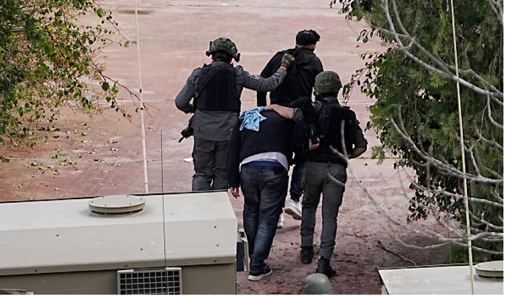 شهيد برصاص الاحتلال في رام الله وحملة اعتقالات تطال 13 فلسطينياً على الأقل
