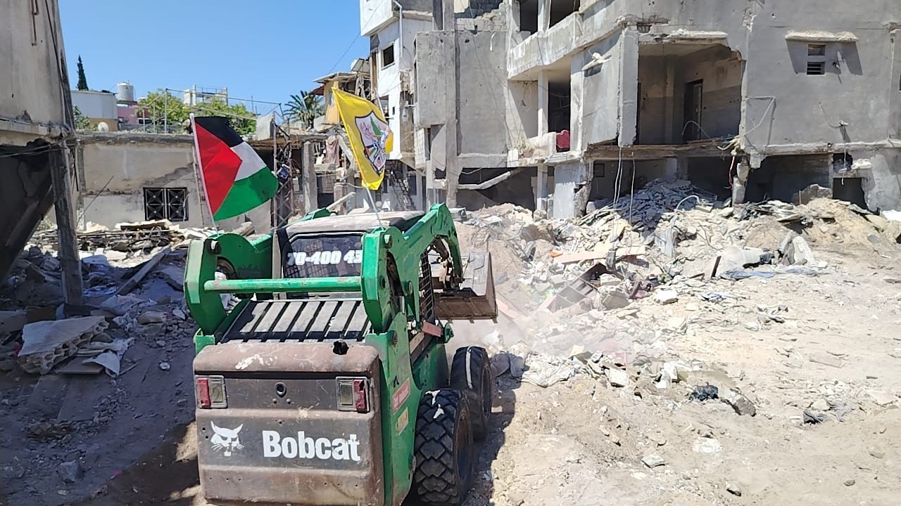 حملة في مخيم البص جنوبي لبنان لإزالة ركام العدوان "الإسرائيلي" وفتح الطرق
