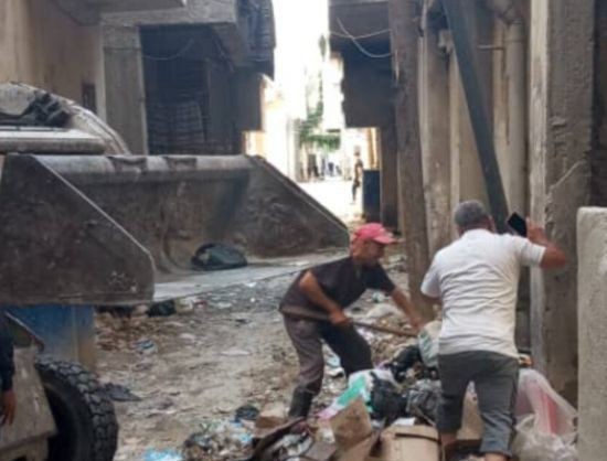 بعد انتهاء عقود عمال "أونروا".. حملة لإزالة مكبات النفايات في مخيم الرمل