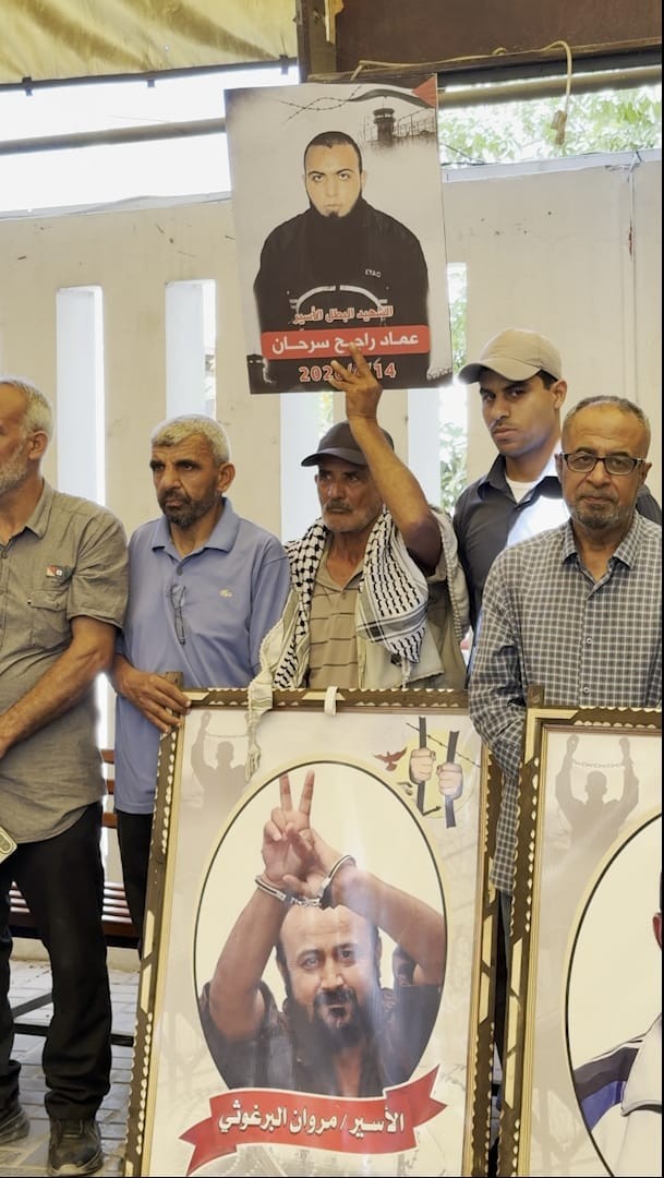 وقفة أمام الصليب الأحمر في غزة تطالب بوقف جرائم الاحتلال بحق الأسرى