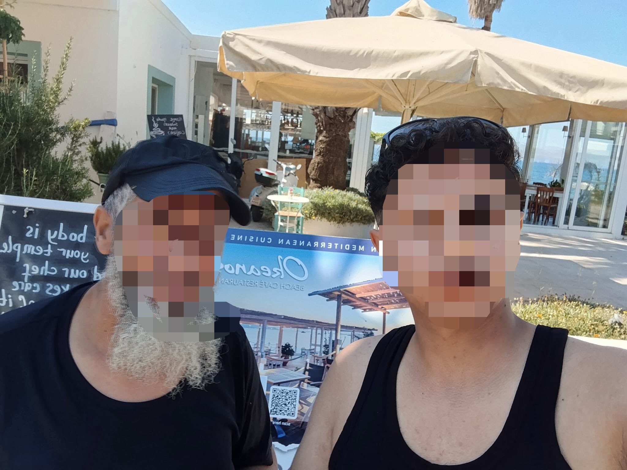 بعد سباحة استمرت 7 ساعات.. أب وابنه من غزة يصلان إلى جزيرة كوس اليونانية