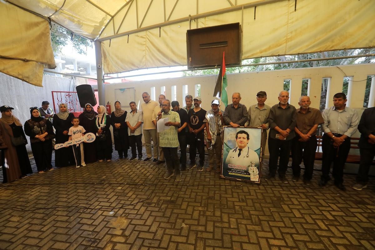 وقفة أمام مقر الصليب الأحمر بغزة للمطالبة بإنقاذ الأسرى في سجون الاحتلال