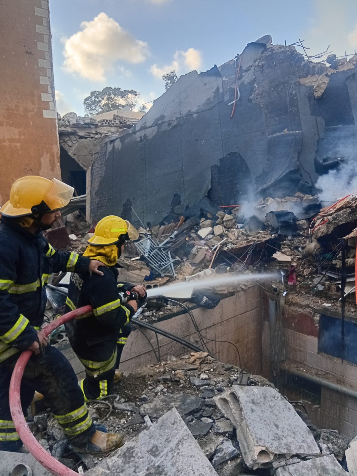 الدفاع المدني الفلسطيني في جنوب لبنان.. أكثر من مئة يوم على خط النار لإنقاذ الأرواح