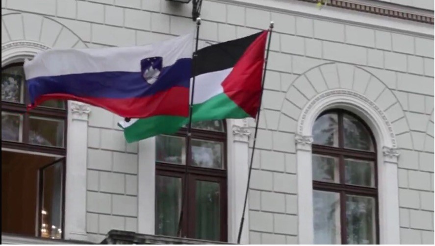 العلم الفلسطيني يعود إلى القصر الرئاسي في سلوفينيا احتجاجًا على الإبادة