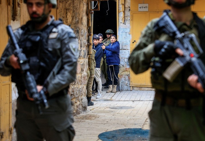الاحتلال يعتقل 3 فلسطينيين في قلقيلية ونابلس وإصابات في هجمات للمستوطنين