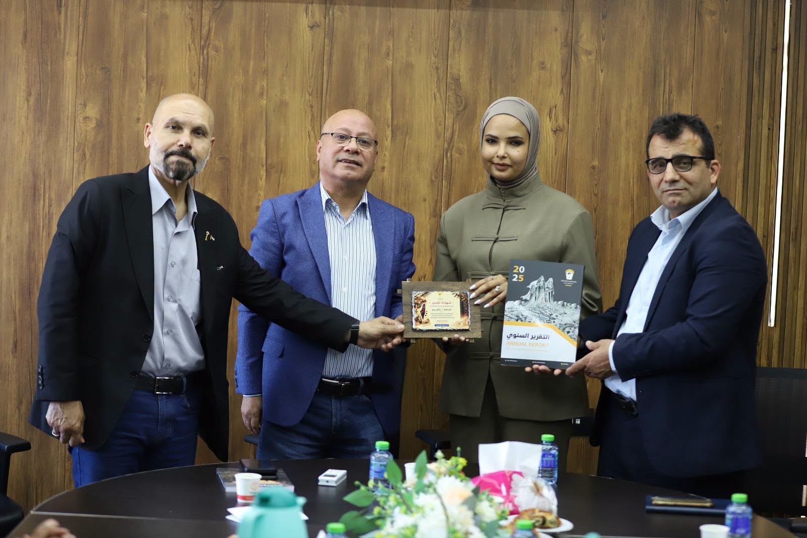 دائرة شؤون اللاجئين تكرّم باحثتين لإصدارهما كتاباً يوثق تاريخ مخيم طولكرم