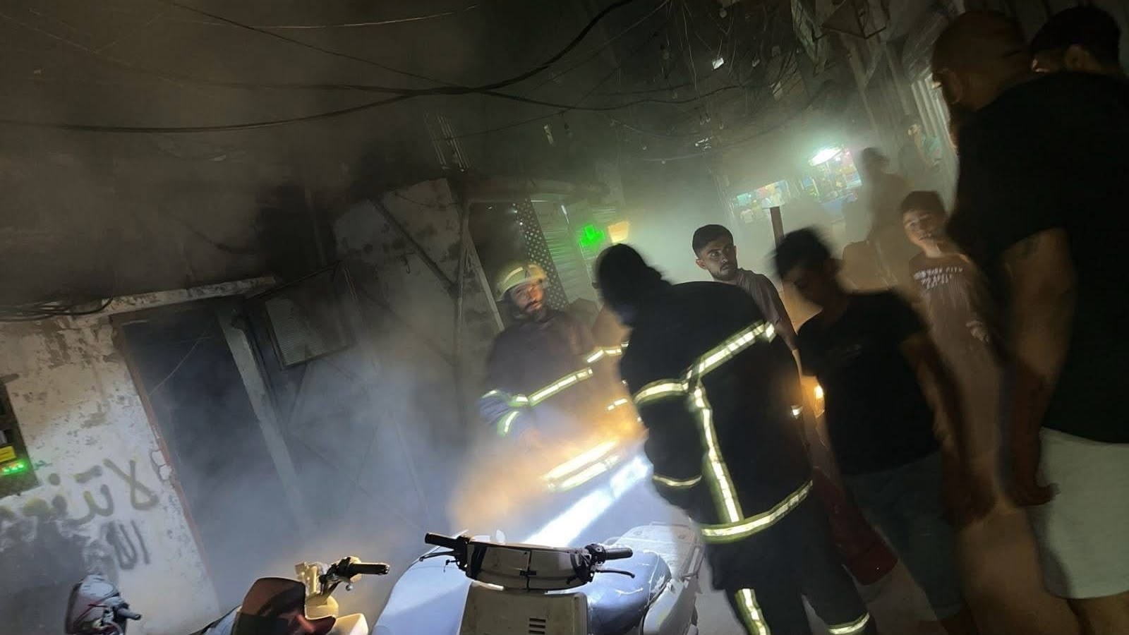 حريق  في مخيم برج البراجنة يحرم حيّين من الكهرباء لأيام