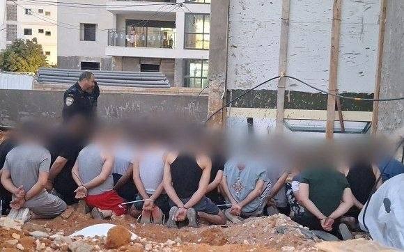 شرطة الاحتلال تعتقل 43 عاملاً فلسطينياً من الضفة داخل موقع بناء في "كريات أونو"