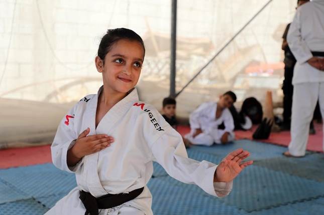 وسط النزوح والدمار.. خيمة كاراتيه في دير البلح تمنح أطفال غزة دعما نفسيًا وجسديًا