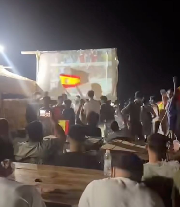 اللاجئون الفلسطينيون في لبنان يحتفلون بفوز إسبانيا بكأس العالم