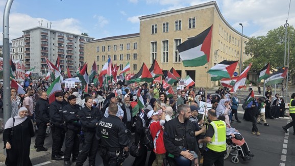 مسيرة في برلين ترفض تسليح "إسرائيل" وتدعم فلسطين ولبنان