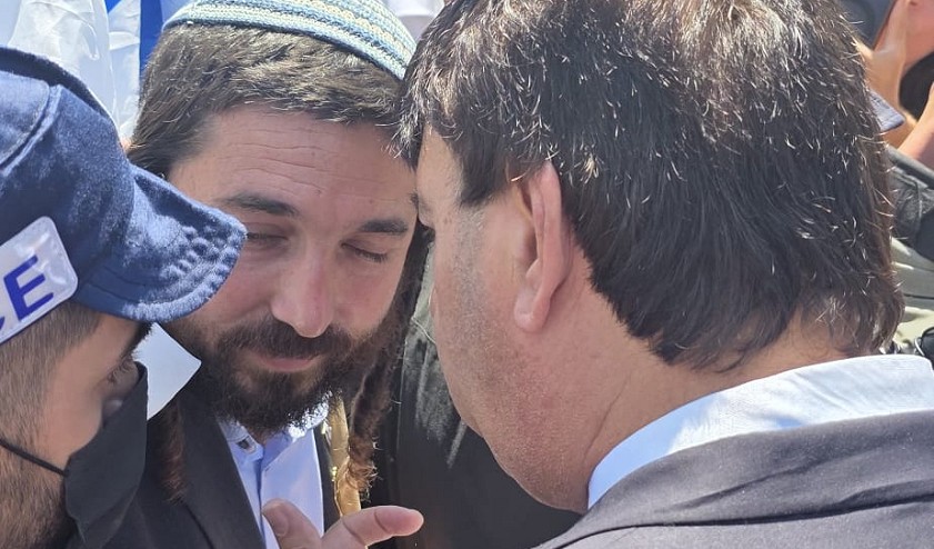 أهالي رهط يطردون عضو الكنيست المتطرف تسفي سوكوت ويمنعونه من دخول مدرسة النجاح