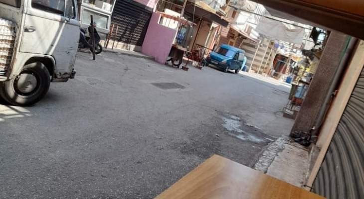 متضررو اشتباكات عين الحلوة يعيدون فتح الطريق بعد احتجاج للمطالبة بالتعويضات