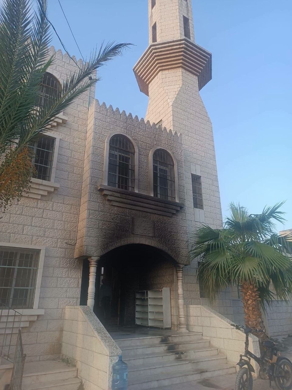 مستوطنون إرهابيون يحرقون مسجدين ويهاجمون فلسطينيين في الضفة الغربية