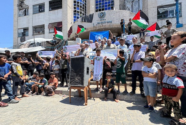 نازحون يتظاهرون أمام مقر "أونروا" في مخيم جباليا رفضاً لإنهاء دورها وتقليص خدماتها