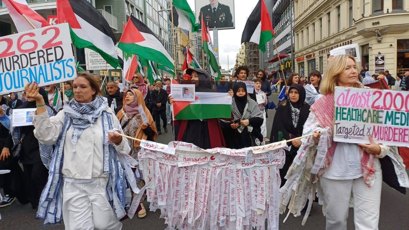 مظاهرة في برلين تضامنًا مع قطاع غزة مع دخول حرب الإبادة يومها الألف