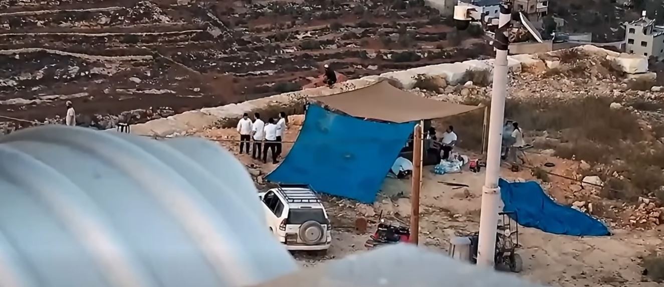 مستوطنون  إرهابيون يواصلون حصار منزل فلسطيني في قصرة جنوب نابلس لليوم الرابع