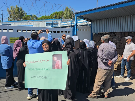الاحتلال يختطف أربعة شبان من ريف درعا.. ووقفة لأهالي المعتقلين أمام "الأندوف"