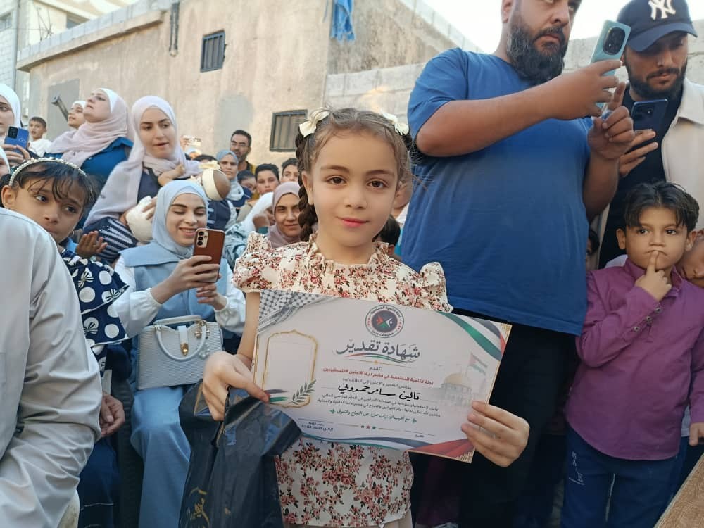 تكريم 165 طالباً متفوقاً في مخيم درعا ضمن مبادرة لدعم التفوق الدراسي