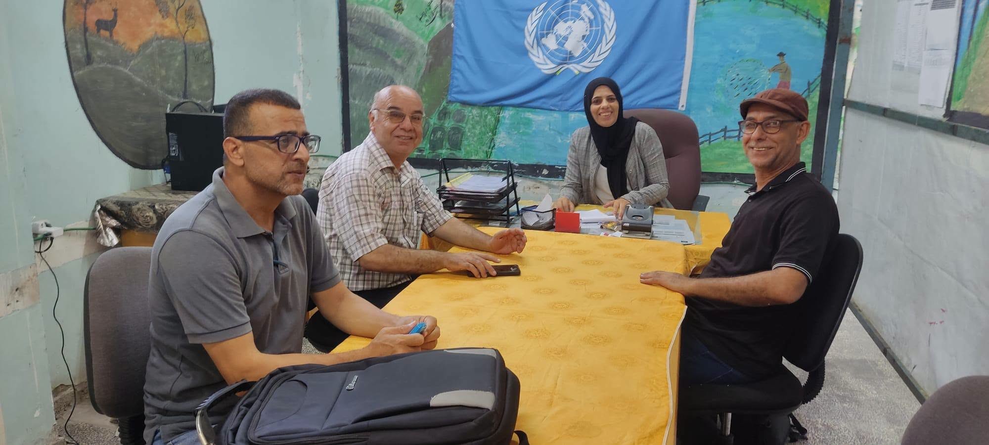 اللجنة الشعبية في مخيم المغازي تبحث مع "أونروا" تعزيز خدمات الإيواء والتعليم للاجئين