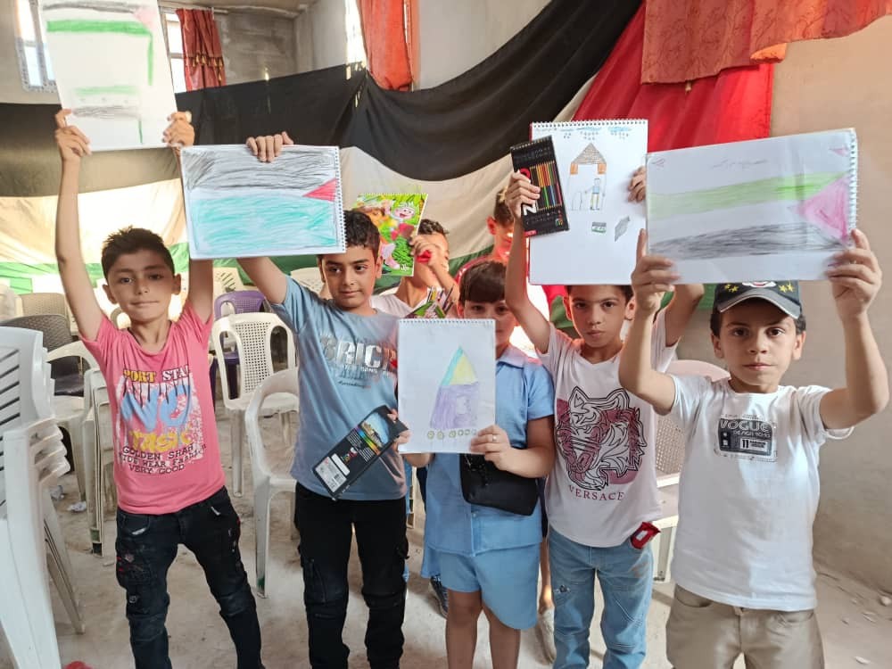بألوان العلم ورموز العودة.. أطفال مخيم درعا يحولون الرسم إلى مساحة للتعبير