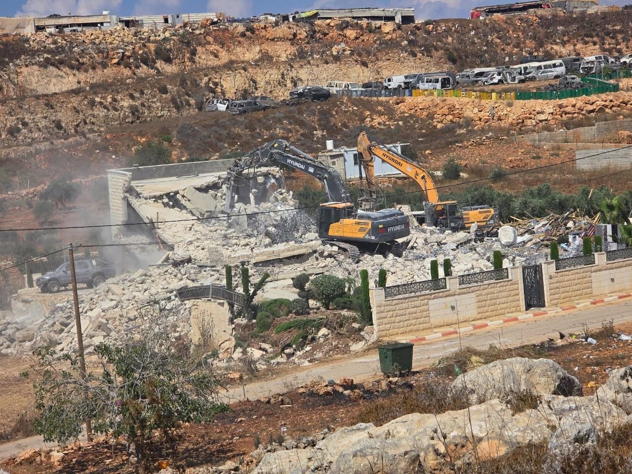 هدم منزل واعتقال عشرات الفلسطينيين خلال اقتحامات لقوات الاحتلال في الضفة الغربية