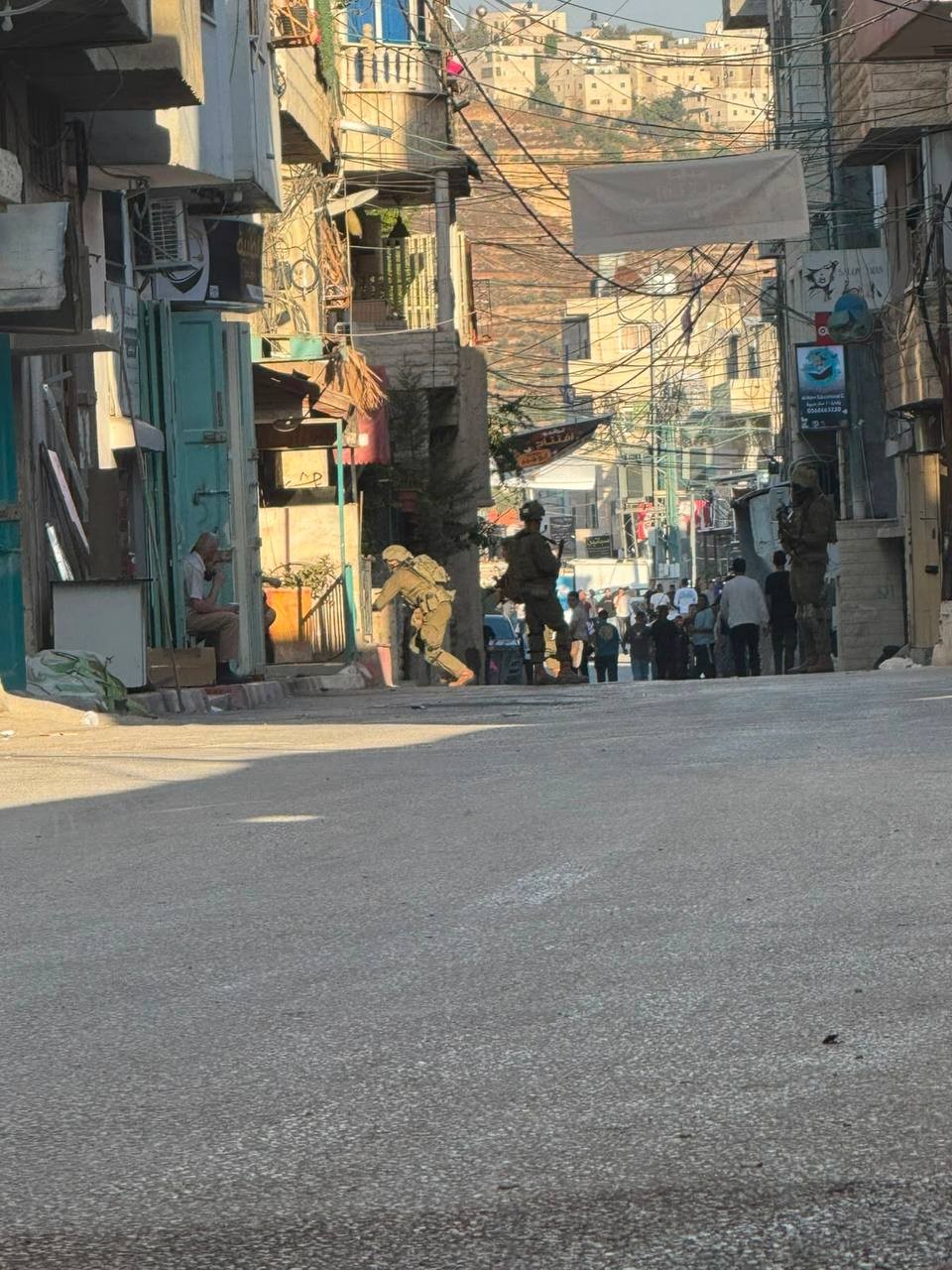 مواجهات خلال اقتحام قوات الاحتلال مخيمي العروب والأمعري في الضفة الغربية المحتلة