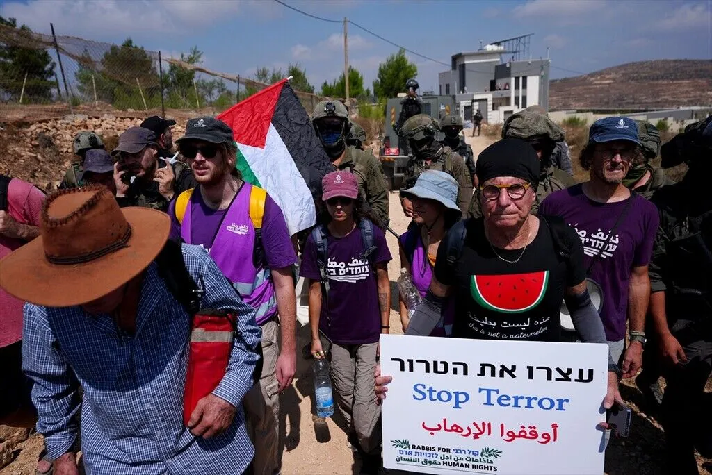 ناشطون يحاولون كسر حصار عائلات فلسطينية في قصرة والاحتلال يمنع وصولهم