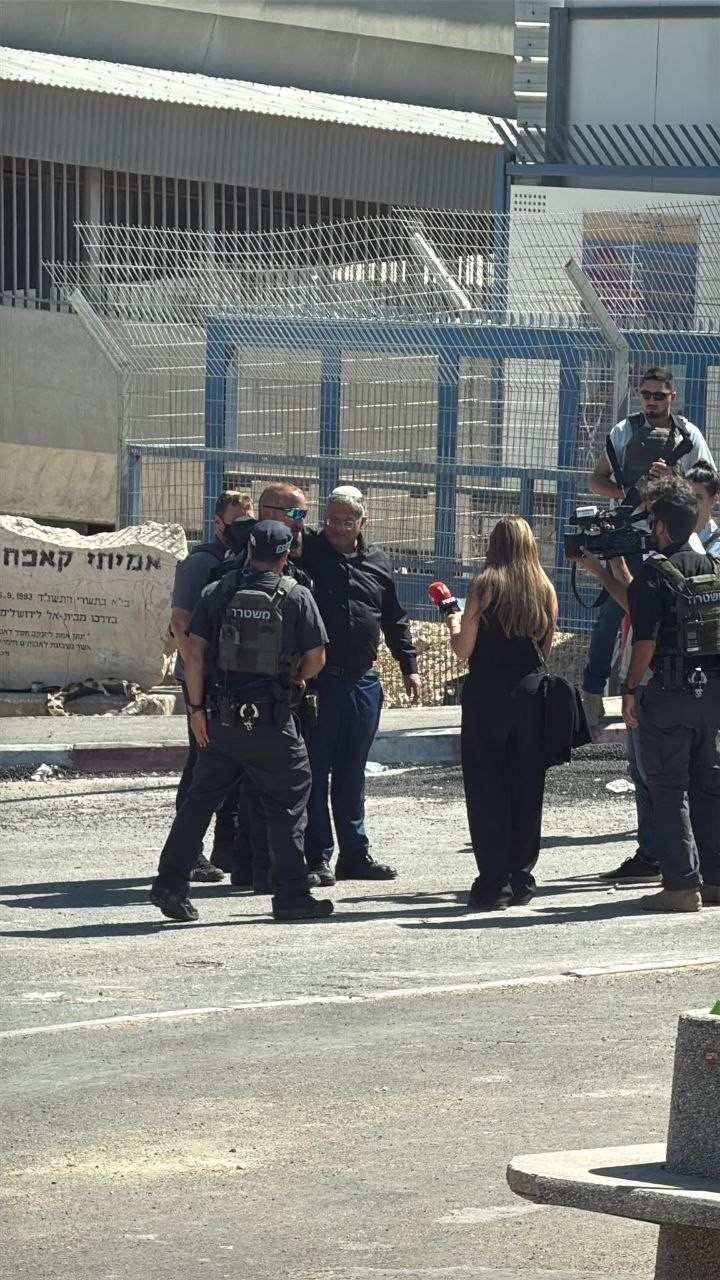 بن غفير يقتحم مخيم قلنديا.. الاحتلال يُخلي مجمعًا لـ"أونروا" ويحتجز عشرات الموظفين شمال القدس
