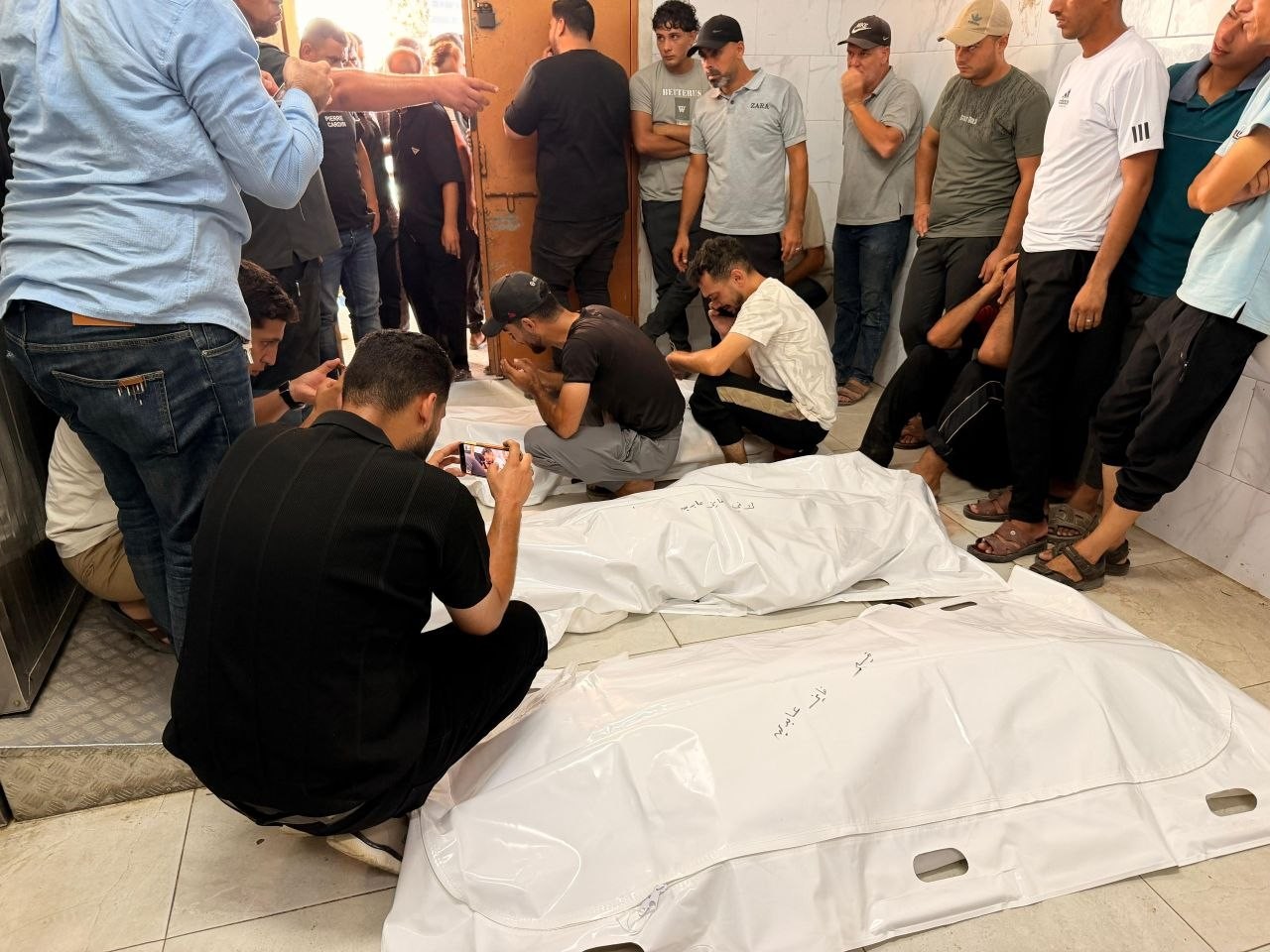 قوات الاحتلال تواصل جرائمها في غزة: 5 شهداء بينهم 3 من عائلة واحدة