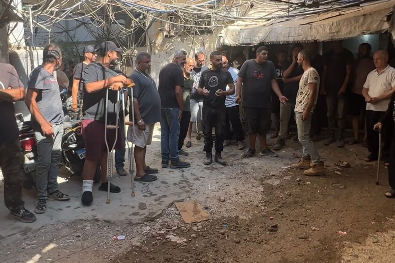 أهالي مخيم مار إلياس يحتجون ويطالبون "أونروا" بترميم الطريق وحل أزمة المياه