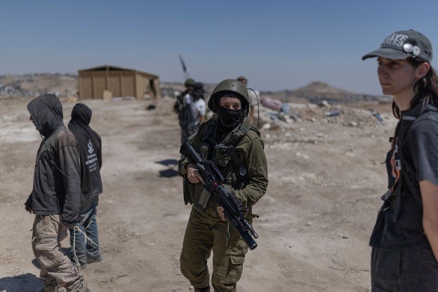 مستوطنون يعتدون على صحفيي "فرانس برس" خلال تغطيتهم اعتداءات على الفلسطينيين