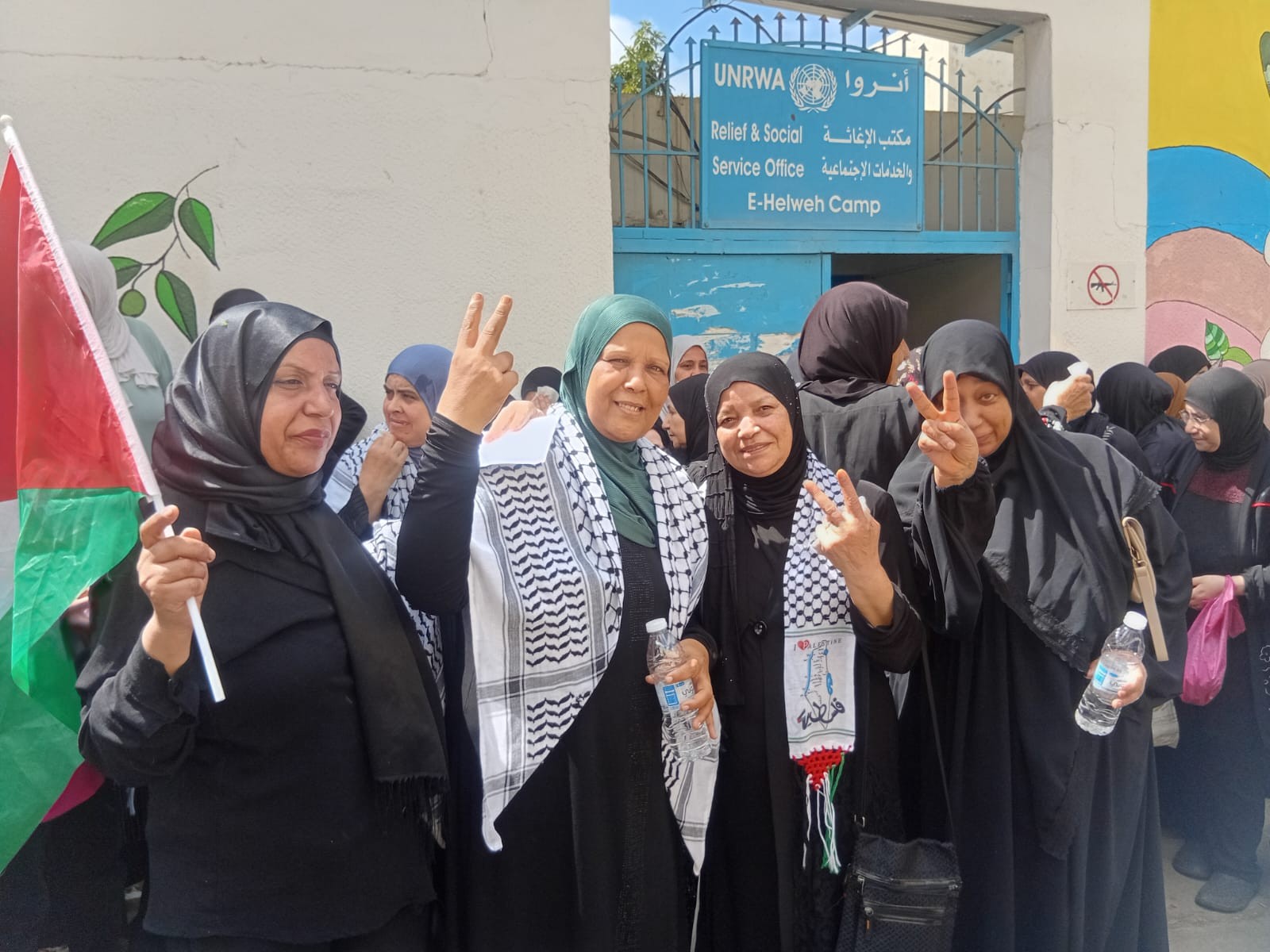 نساء عين الحلوة يقدن حراكاً أسبوعياً ضد تقليصات "أونروا" للدفاع عن مستقبل أبنائهنّ