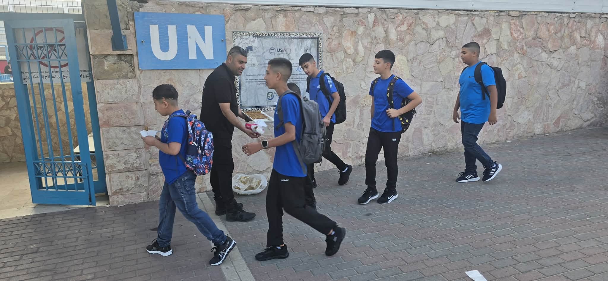 توزيع 600 حقيبة مدرسية على طلبة مخيم الجلزون مع انطلاق العام الدراسي الجديد