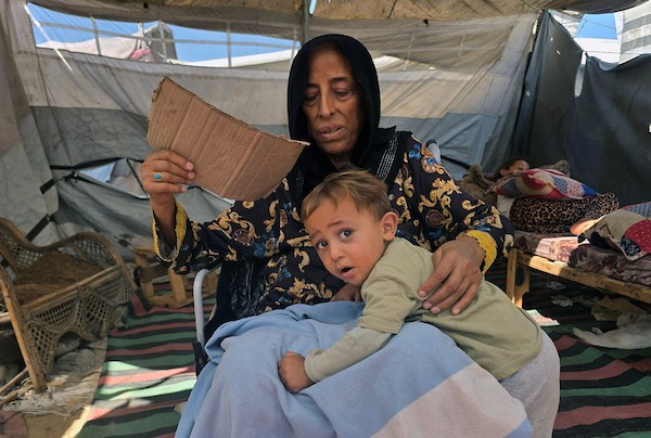 نزحت من مخيم جباليا إلى المواصي.. مسنة فلسطينية تحمل وجع الفقد وتترقب رحلة علاج