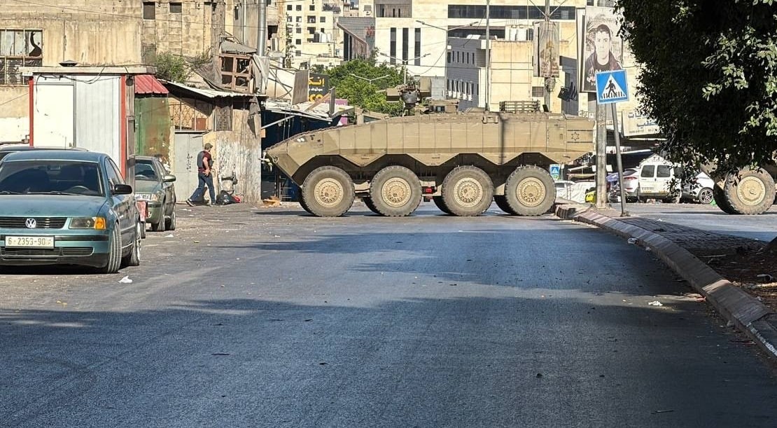 الاحتلال يشن عملية عسكرية في مخيم العين بنابلس.. اعتقالات وإخلاء منازل وتحقيقات ميدانية