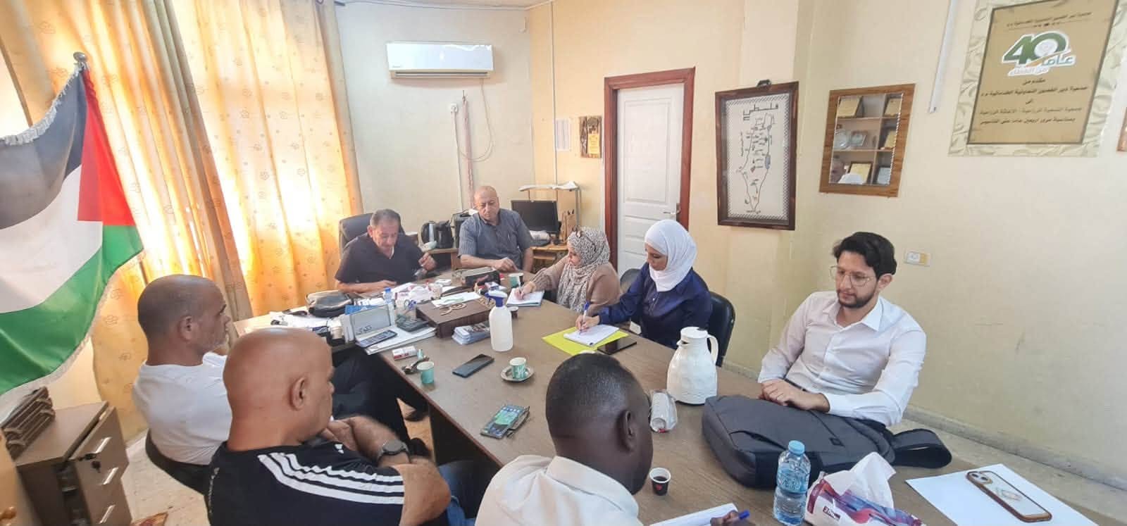 اللجنة الشعبية و"أونروا" تبحثان تحسين الخدمات للنازحين من مخيم طولكرم