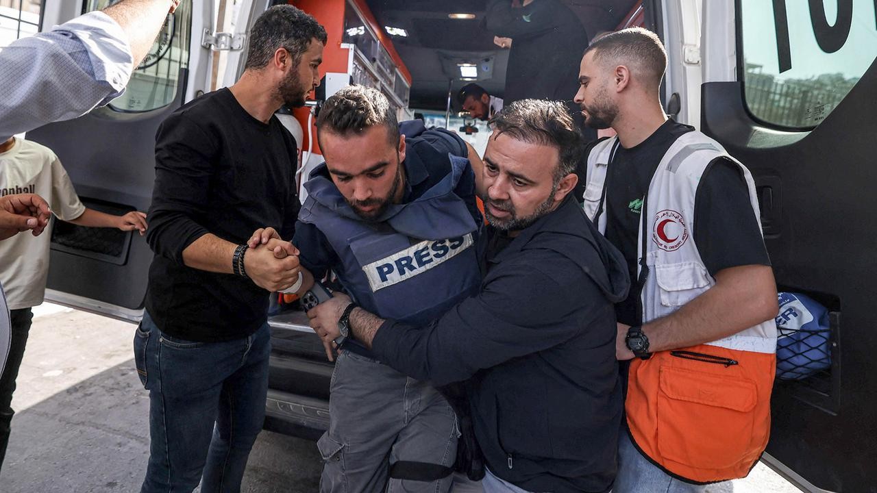 40 صحفياً في غزة بحاجة إلى إجلاء طبي..والاحتلال يعتقل 39 صحفياً في الضفة
