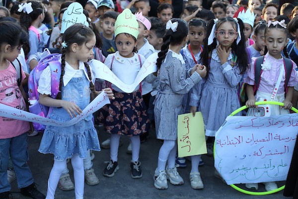 تحت الخيام وعلى مرمى نيران الاحتلال.. طلبة غزة يعودون إلى الدراسة وسط دمار المدارس والخوف