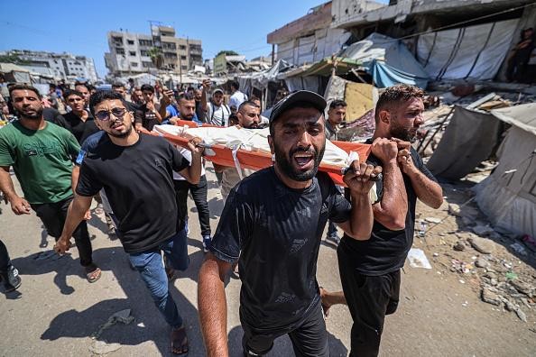 شهداء وعشرات الجرحى في غزة.. قصف خيام النازحين وإستهداف حافلة موظفين لــ "أطباء بلا حدود"
